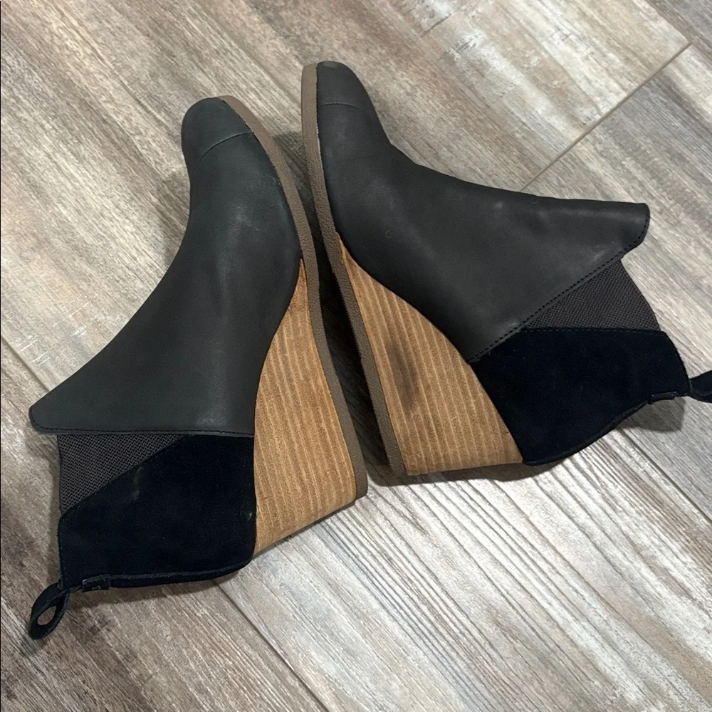 TOMS Kelsey Pull On Wedge Bootie in Black Leather Size 8